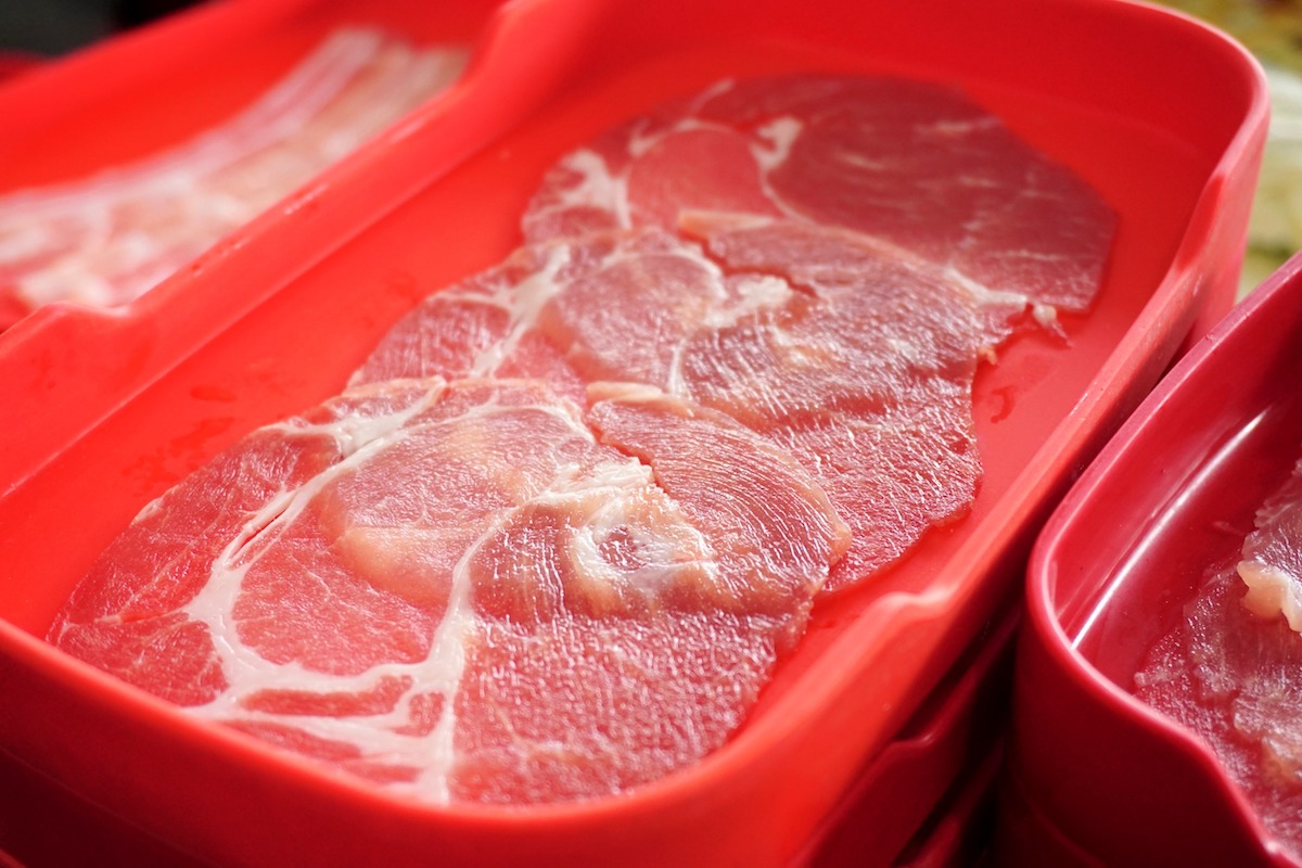 Základná úloha absorpčných vložiek pri balení podnosov na mäso